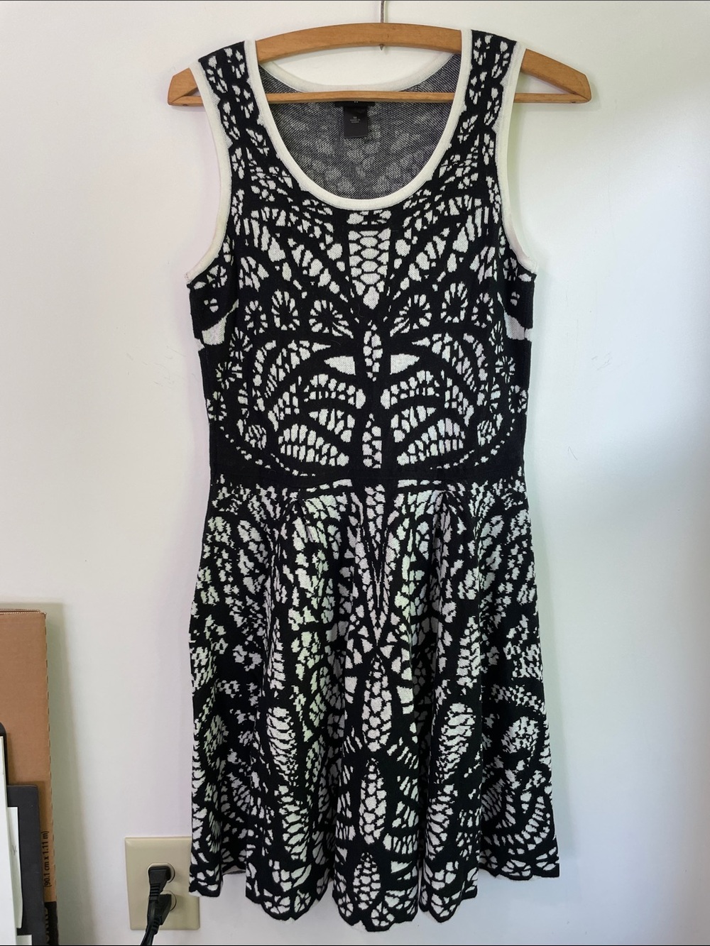Ann Taylor Lace-Pattern Sleeveless Knit Pullover Fit and Flare Sweater Dress M